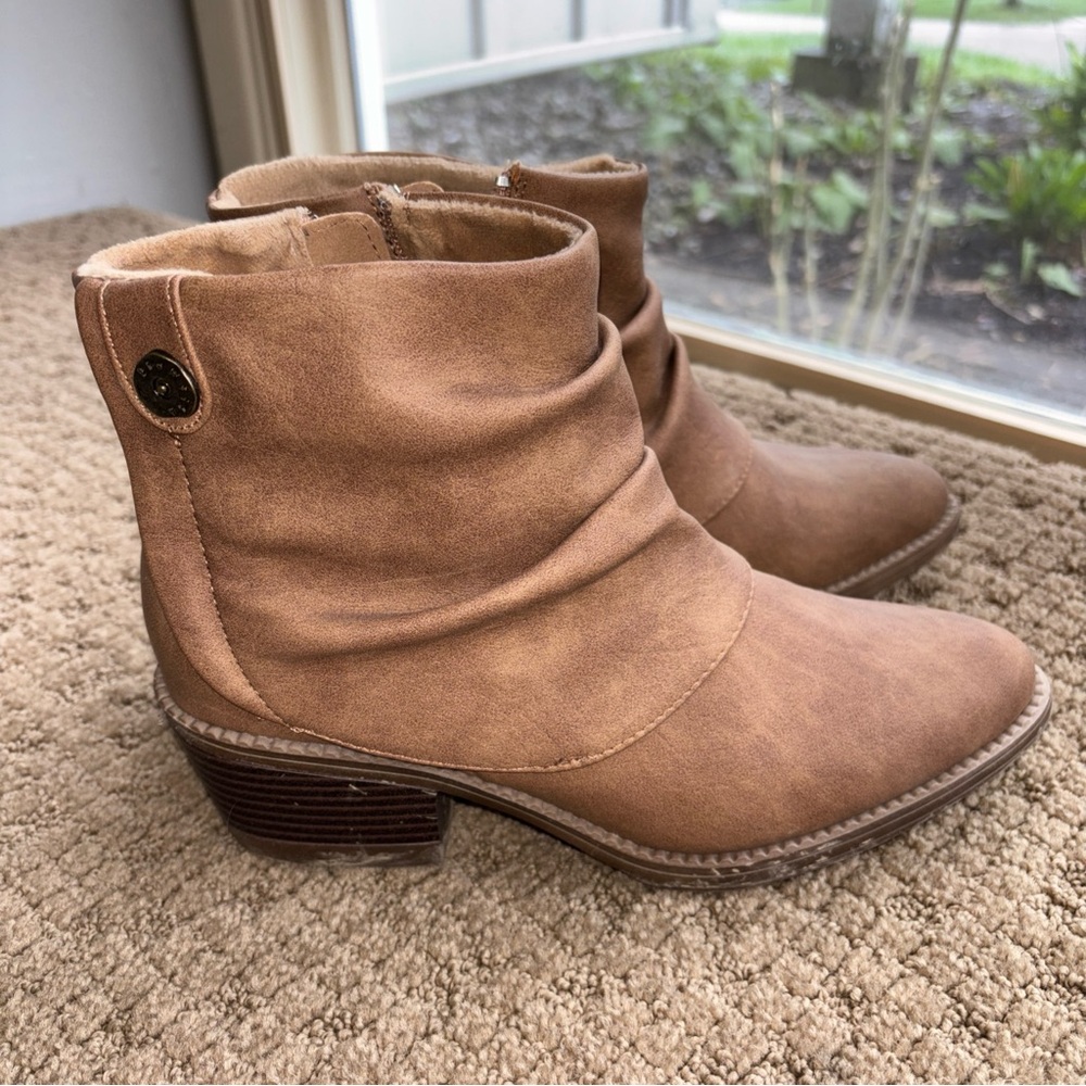 Women's Tan brown blowfish scrunch ankle boots Low Heel  size 7